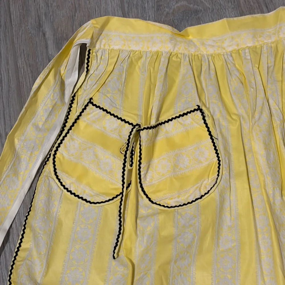 Women's Vintage Yellow/White Striped Hostess Waist Apron - Picture 3 of 8